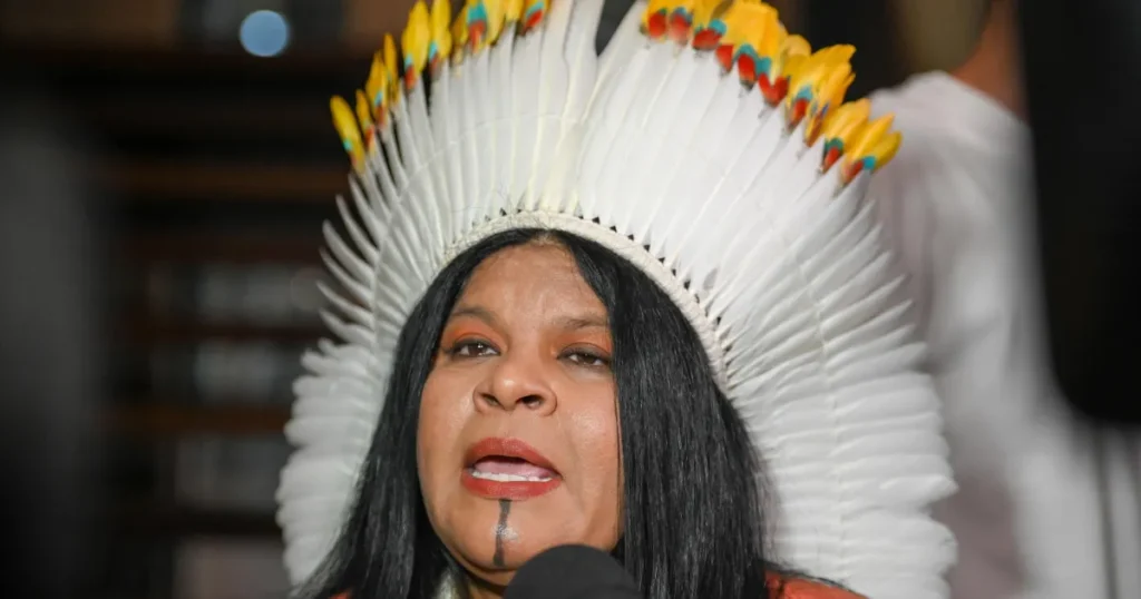 Guajajara critica ataque de Trump à Venezuela: "não pode ser naturalizado"