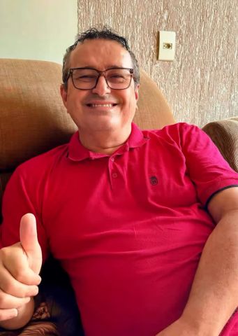 O Abraço que Tocou o Brasil: A História do Padre Carlos Henrique O Abraço que Tocou o Brasil: A História do Padre Carlos Henrique