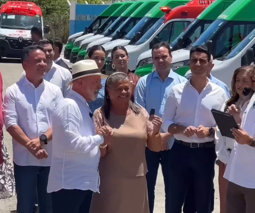 Prefeita Tia Júlia Recebe Chave de Unidade Odontológica de Lula em Maceió