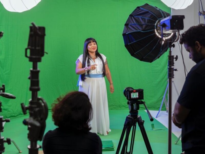 Rapper Guarani Kaiowá Inova com Videoclipe Estilizado e Efeitos Visuais Impactantes Rapper Guarani Kaiowá Inova com Videoclipe Estilizado e Efeitos Visuais Impactantes