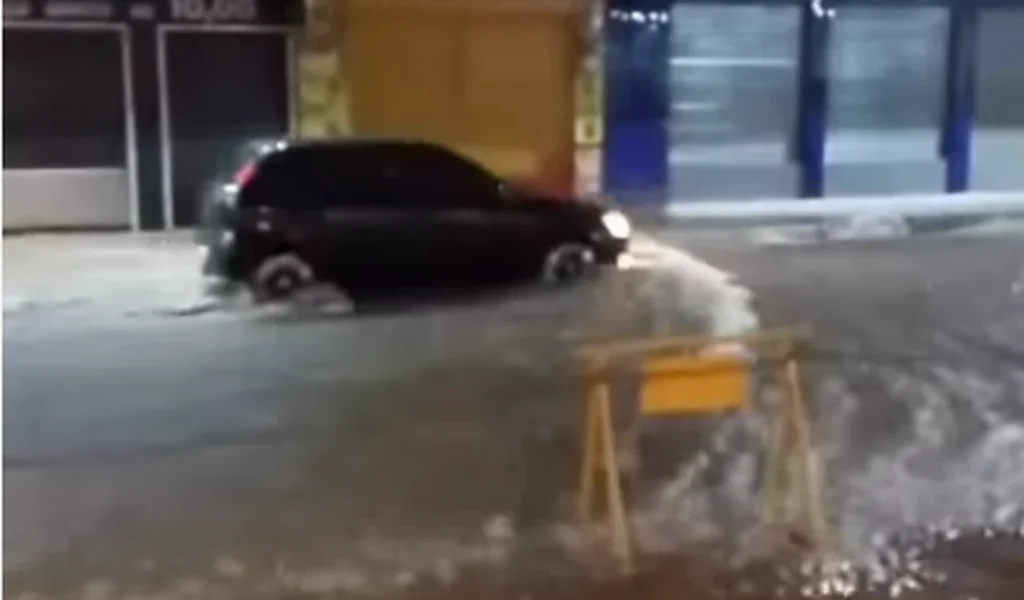 Chuva Rápida Causa Alagamentos e Transtornos em Palmeira dos Índios Chuva Rápida Causa Alagamentos e Transtornos em Palmeira dos Índios