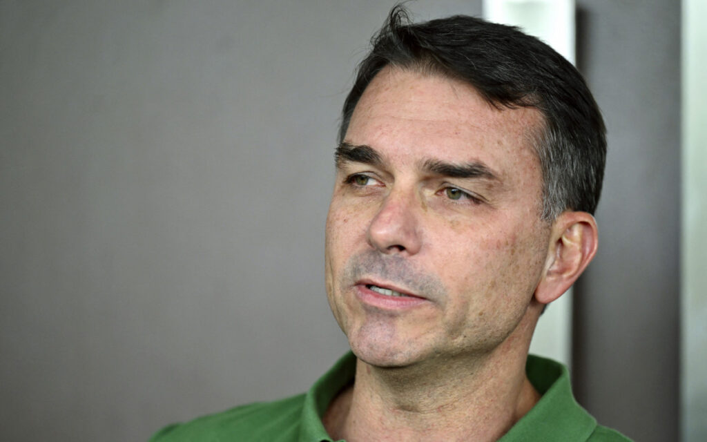 Flávio Bolsonaro Rejeita Posição do Brasil Sobre Conflito EUA x Irã: ‘Inaceitável’ Flávio Bolsonaro Rejeita Posição do Brasil Sobre Conflito EUA x Irã: 'Inaceitável'