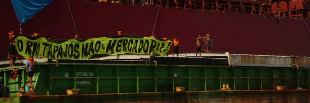 Indígenas Ocupam Balsa de Soja no Rio Tapajós: Oposição à Privatização de Hidrovias Indígenas Ocupam Balsa de Soja no Rio Tapajós: Oposição à Privatização de Hidrovias