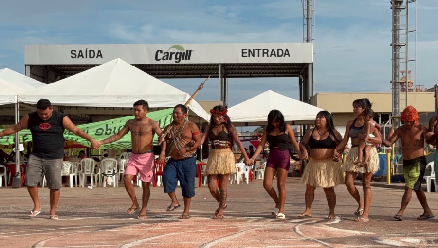 Indígenas ocupam terminal em Santarém para barrar dragagem do Tapajós Indígenas ocupam terminal em Santarém para barrar dragagem do Tapajós