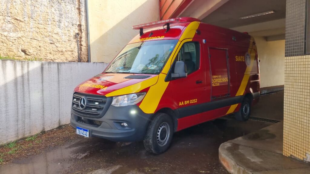 Motociclista é socorrida após colisão na Rua Potiguara em Curitiba