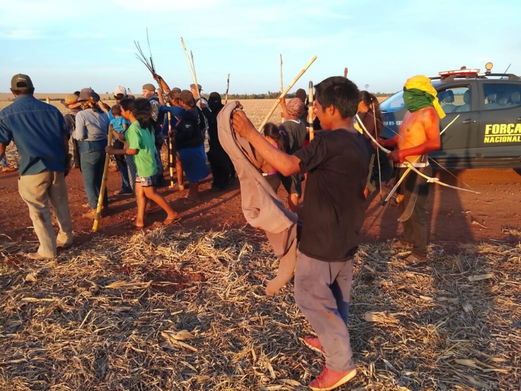 MS: Latifúndio Tenta Intimidar Indígena Guarani-Kaiowá em Meio à Luta pela Terra MS: Latifúndio Tenta Intimidar Indígena Guarani-Kaiowá em Meio à Luta pela Terra