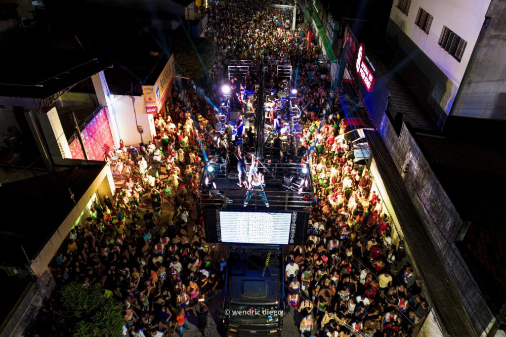 Pré-Carnaval de Palmeira dos Índios: Bloco do Povo e Léo Santana Arrastam Multidão